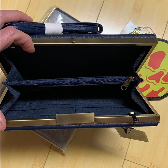 LOUNGEFLY DISNEY Snow White BAG, CARDHOLDER & PINS - Picture 6 of 16